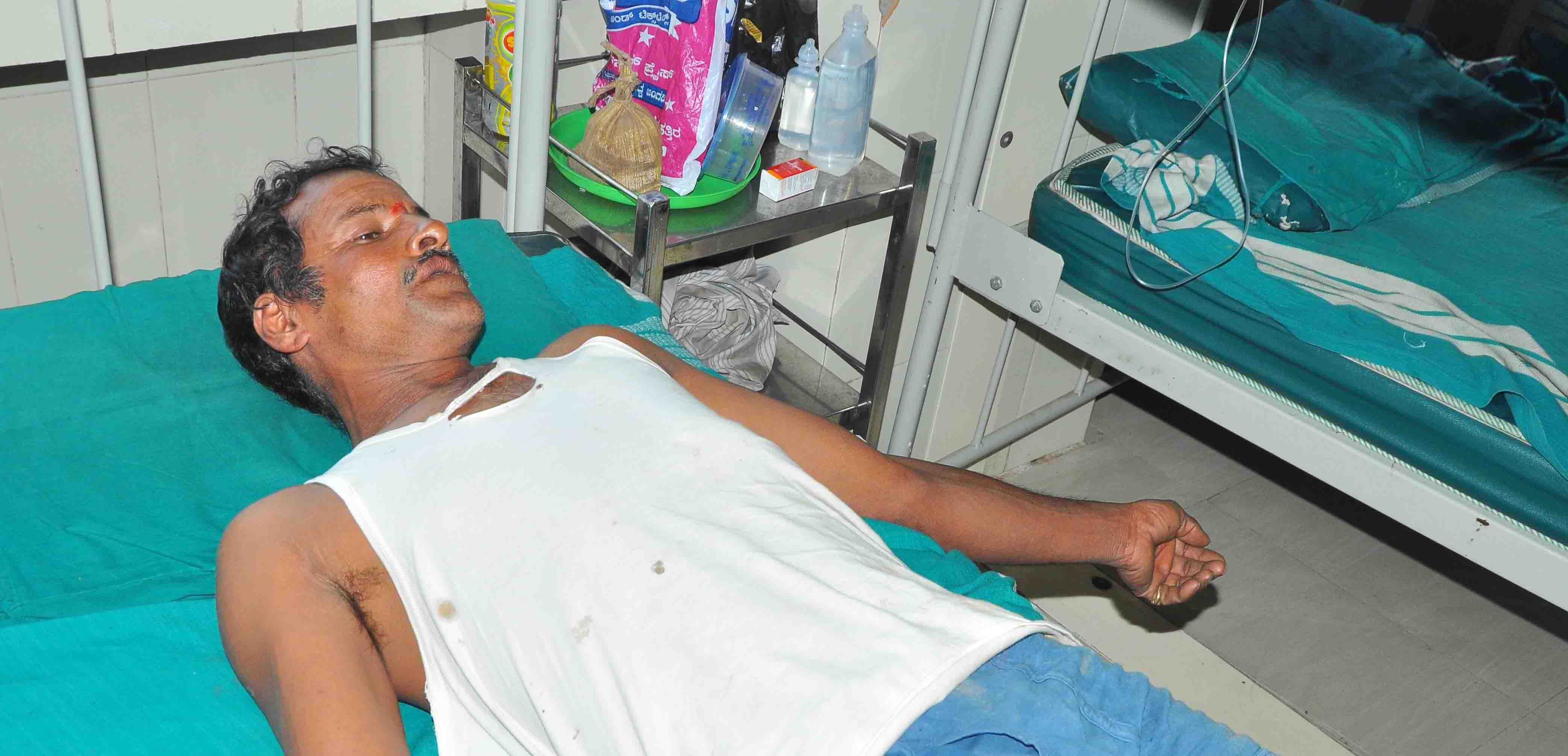 ಜಾನುವಾರುಗಳು ಜಮೀನಿನಲ್ಲಿ ಮೇಯುತ್ತಿದ್ದ ಕಾರಣಕ್ಕೆ ಗುಂಡೇಟು ರುಚಿ